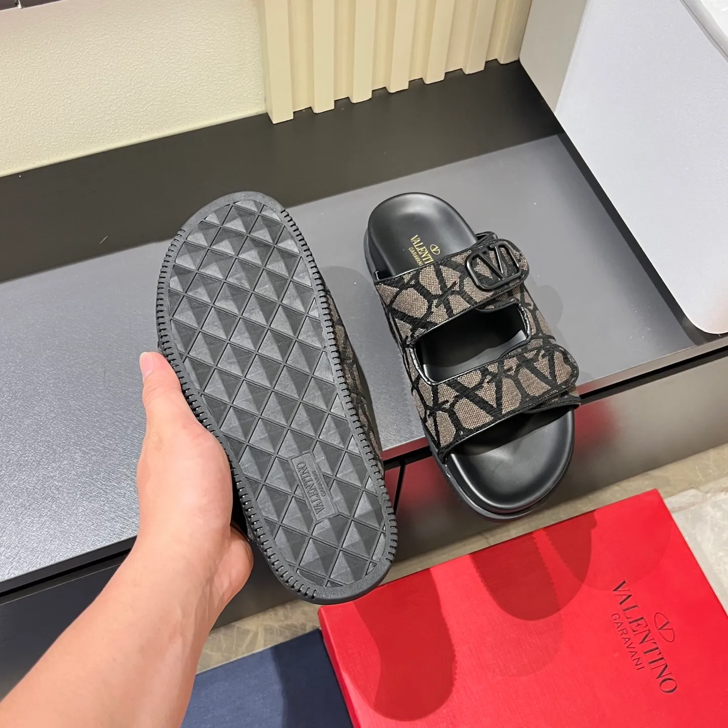 p300《VALENTINO》Warren Men🧍‍♂️Spring and Summer New Style. Cowhide logo flat slippers, elegant sandals, the same style worn by celebrities, original molding, imported calfskin. Rubber outsole. Soft and durable, full set of counter packaging, 38-44!